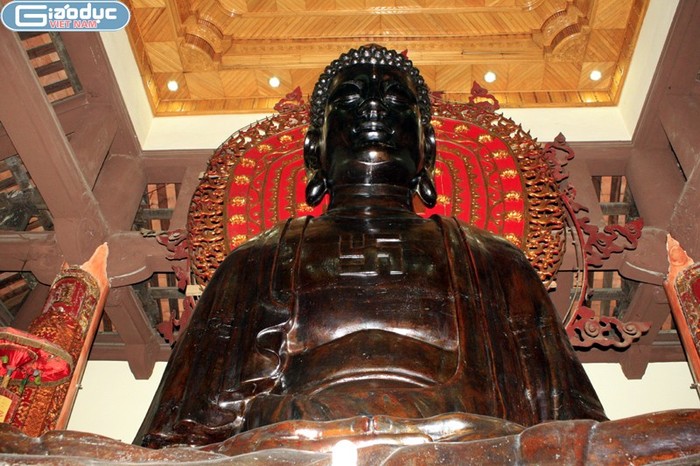 Trải qua bao năm tháng dâu bể của thời gian, bức tượng Phật khổng lồ bằng đồng lâu đời nhất Việt Nam ở chùa Ngũ Xã vẫn không hề suy chuyển